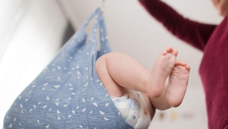 Eine Hebamme wiegt ein Baby. Foto: Julian Stratenschulte/dpa/Symbolbild Eine Hebamme wiegt ein Baby. Foto: Julian Stratenschulte/dpa/Symbolbild