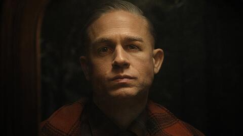 In "Monster: Die Geschichte von Ed Gein" schlüpft Charlie Hunnam in die Haut des Killers Ed Gein.