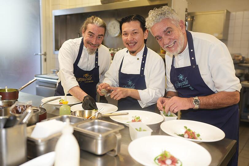 Mario Gamba (v.l.) bereitet zusammen mit seinem K&uuml;chenchef Shinichi Isondo und Sous-Chef Jan Rubbenstroht den ersten Gang seines Business-Lunch vor &ndash; Spaghetto vom Thunfisch mit Kefir Sauce.
