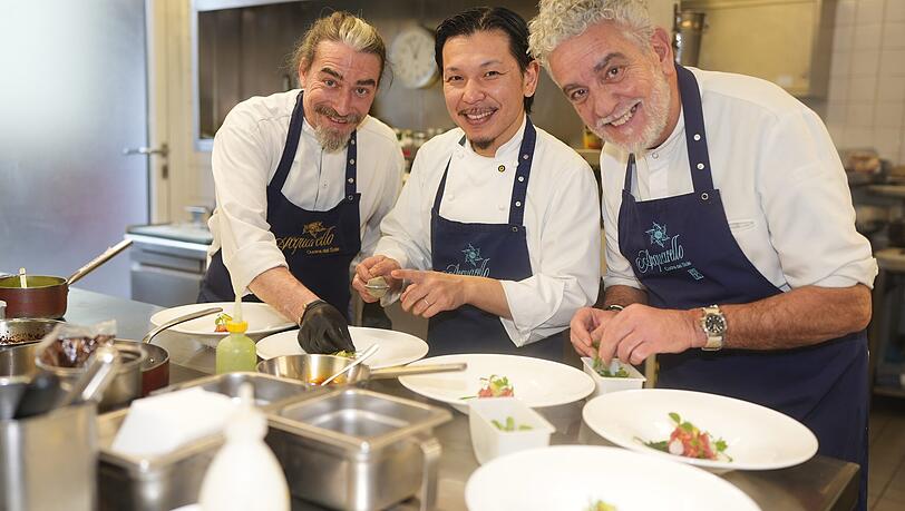 Mario Gamba (v.l.) bereitet zusammen mit seinem Küchenchef Shinichi Isondo und Sous-Chef Jan Rubbenstroht den ersten Gang seines Business-Lunch vor – Spaghetto vom Thunfisch mit Kefir Sauce. Mario Gamba (v.l.) bereitet zusammen mit seinem Küchenchef Shinichi Isondo und Sous-Chef Jan Rubbenstroht den ersten Gang seines Business-Lunch vor – Spaghetto vom Thunfisch mit Kefir Sauce.