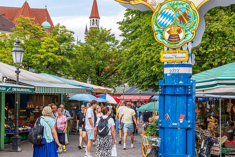 Der Maibaum am Viktualienmarkt ist ein beliebter Treffpunkt. Der Maibaum am Viktualienmarkt ist ein beliebter Treffpunkt.
