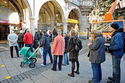 Am Donnerstagmorgen biildete sich vor dem Rathaus eine Schlange.