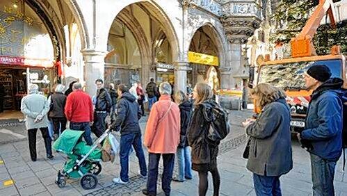 Am Donnerstagmorgen biildete sich vor dem Rathaus eine Schlange. Am Donnerstagmorgen biildete sich vor dem Rathaus eine Schlange.