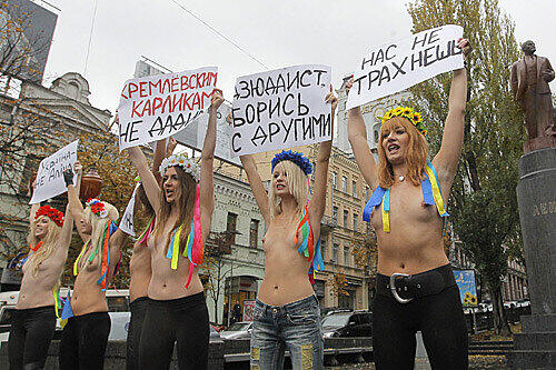 Mit blanken Brüsten gegen eine zunehmende russische Einflußnahme - so kann man auch seine Meinung sagen.