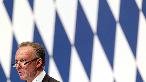 Vorstandsvorsitzender Karl-Heinz Rummenigge spricht bei der Jahreshauptversammlung des FC Bayern im Oktober 2010 in der Olympiahalle. Vorstandsvorsitzender Karl-Heinz Rummenigge spricht bei der Jahreshauptversammlung des FC Bayern im Oktober 2010 in der Olympiahalle.