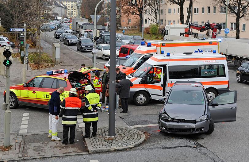 An der Ständlerstraße Ecke Balanstraße ist am Freitag ein Notarzt-Einsatzwagen mit einem Golf zusammengeprallt. Drei Personen wurden verletzt.