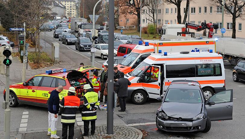 An der Ständlerstraße Ecke Balanstraße ist am Freitag ein Notarzt-Einsatzwagen mit einem Golf zusammengeprallt. Drei Personen wurden verletzt. An der Ständlerstraße Ecke Balanstraße ist am Freitag ein Notarzt-Einsatzwagen mit einem Golf zusammengeprallt. Drei Personen wurden verletzt.