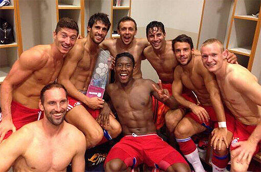 Nicht nur bei der Nationalmannschaft beliebt: Das Kabinen-Selfie mit dem Pokal!