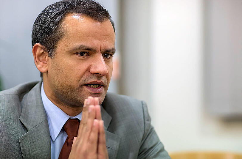 Sebastian Edathy will beweisen, dass ihn Parteikollegen angeblich erst vor den Ermittlungen gewarnt und dann fallengelassen haben.