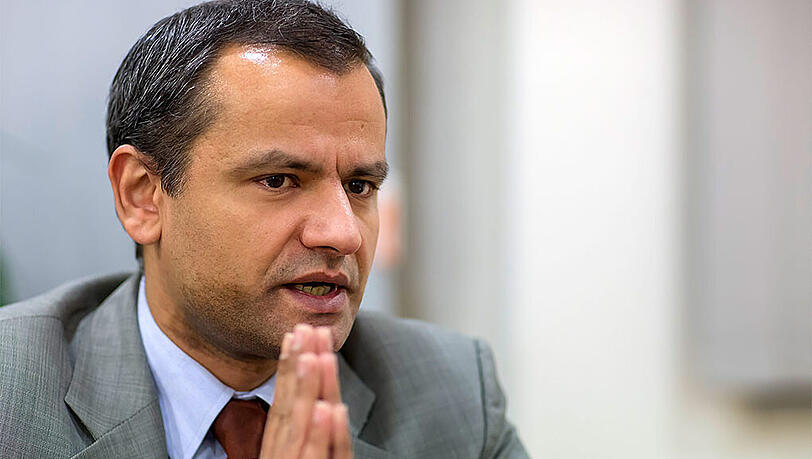 Sebastian Edathy will beweisen, dass ihn Parteikollegen angeblich erst vor den Ermittlungen gewarnt und dann fallengelassen haben. Sebastian Edathy will beweisen, dass ihn Parteikollegen angeblich erst vor den Ermittlungen gewarnt und dann fallengelassen haben.