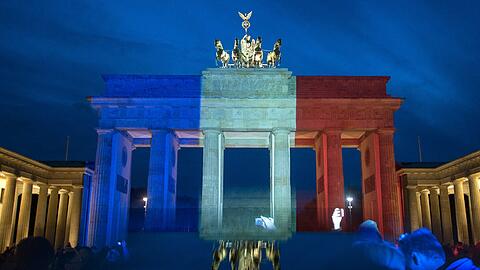 Bei den Terroranschlägen von Paris gibt es zahlreiche Aspekte, bei denen es enge Verbindungen zu Deutschland gibt.