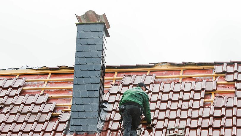 Dachdecker reparieren ein vom Sturm teilweise abgedecktes Dach eines Einfamilienhauses. Angesichts des Baubooms in deutschen Städten werden Handwerker mancherorts rar. Foto: Julian Stratenschulte/Archiv Dachdecker reparieren ein vom Sturm teilweise abgedecktes Dach eines Einfamilienhauses. Angesichts des Baubooms in deutschen Städten werden Handwerker mancherorts rar. Foto: Julian Stratenschulte/Archiv