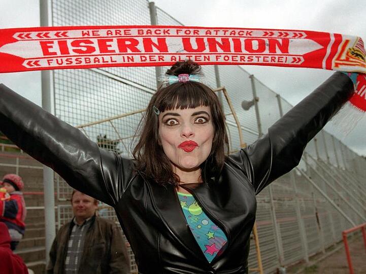 Nina Hagen mit einem Fan-Schal des damaligen Fußball-Regionalligaklubs 1. FC Union Berlin 1998.