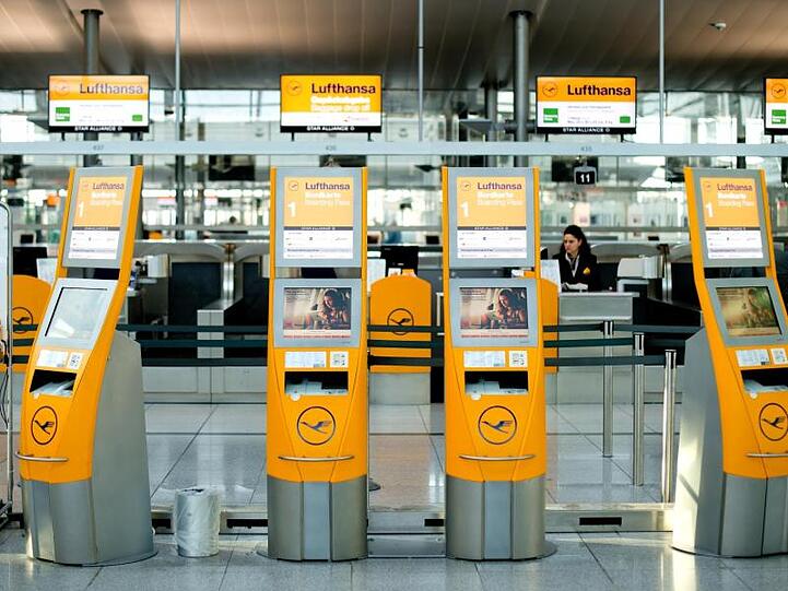 Leere Check-In-Schalter und Check-In-Automaten der Lufthansa: Die Streiks der Flugbegleiter gehen weiter.