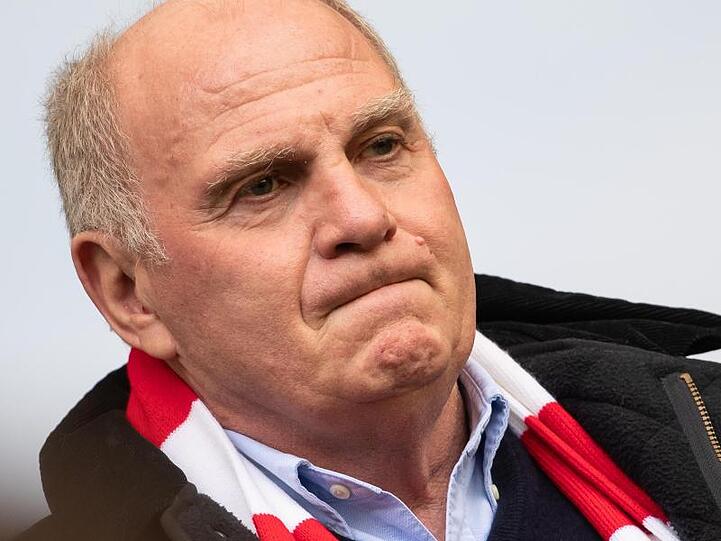 Uli Hoeneß, Präsident des FC Bayern, steht im Stadion. Foto: Swen Pförtner/Archiv