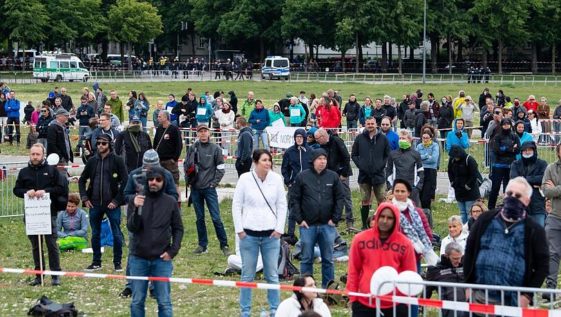 Auf der Theresienwiese demonstrierten die Menschen noch ohne Maske gegen die Corona-Regeln. Das geht ab heute nicht mehr, wenn sich mehr als 200 versammeln. Auf der Theresienwiese demonstrierten die Menschen noch ohne Maske gegen die Corona-Regeln. Das geht ab heute nicht mehr, wenn sich mehr als 200 versammeln.