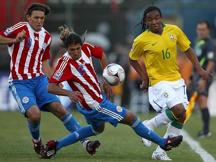 Brasiliens Anderson (r) im Zweikampf mit Enrique Vera (Mitte) aus Paraguay.