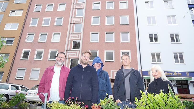 Andreas Schmitz (l.) und seine Nachbarn wohnen in der Klenzestraße 15. Der neue Hauseigentümer will sie raushaben und von Grund auf sanieren.