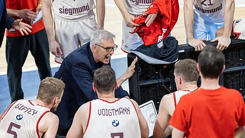 Ein Freund klarer Ansagen zur rechten Zeit: Bayern-Coach Gordon Herbert (l.) tritt immer wieder auch als Mahner und Warner auf. Ein Freund klarer Ansagen zur rechten Zeit: Bayern-Coach Gordon Herbert (l.) tritt immer wieder auch als Mahner und Warner auf.