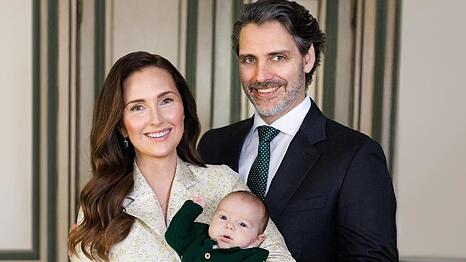 Sophie-Alexandra und Ludwig von Bayern mit Sohn Rupprecht im Jahr 2024 . Inzwischen ist der kleine Wittelsbacher schon ein Jahr alt.  Sein Vater, Prinz Ludwig von Bayern,  &auml;u&szlig;ert sich in der AZ zu den Schmierereien am "Kini"-Denkmal.