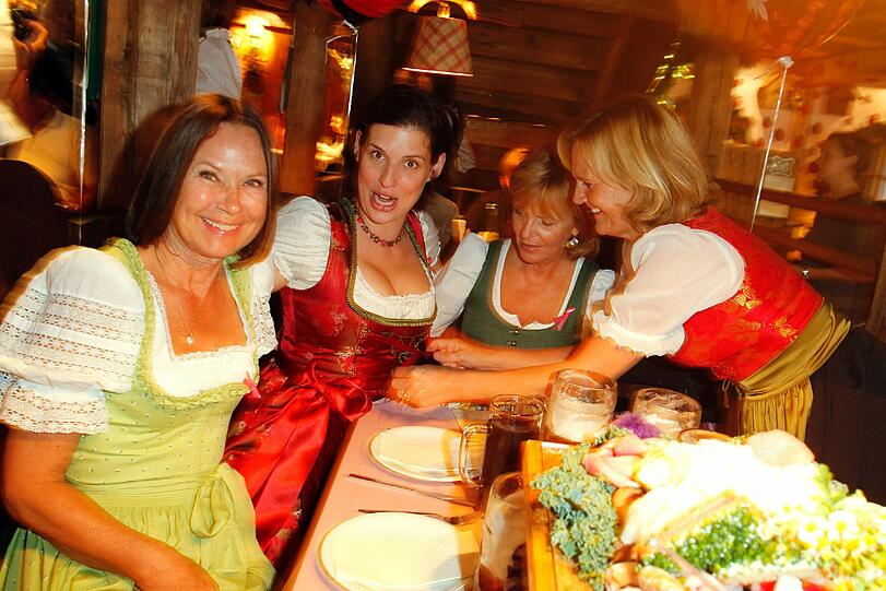 Im Käfer's Wiesnschänke hingegen trifft frau sich zur Damenrunde: Sybille Beckenbauer, Schauspielerin Elena Uhlig, Kollegin Ulrike Kriener zum Plausch mit Ministerpräsidenten-Gattin Karin Seehofer - für einen guten Zweck: Estée Lauder hat geladen, zum Breast Cancer Brustkrebs Awareness Campain Lunch.