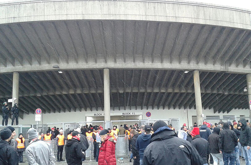 Vor dem Grünwalder Stadion könnte es heute etwas länger dauern. Nach den Ereignissen von Paris und Hannover gibt es verschärfte Sicherheitskontrollen.