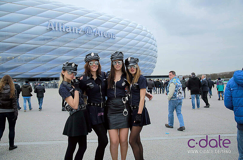 Officer Naughty und ihre Kolleginnen versorgten die Fans vor der Arena mit Kondomen.