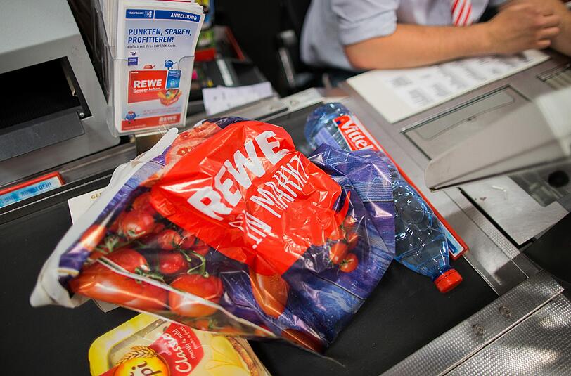 Dieses Bild gehört von nun an der Vergangenheit an. Bei Rewe können die Kunden keine Plastiktüten mehr kaufen.
