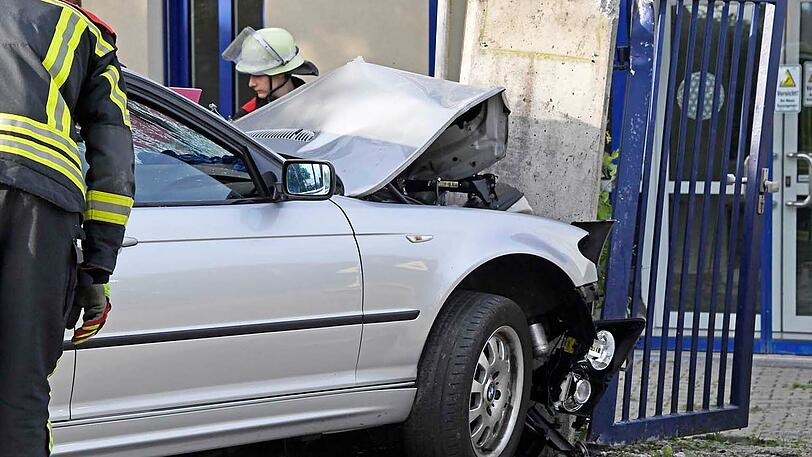 Alkohol-Crash in Unterhaching - die Bilder von der Unfallaufnahme.