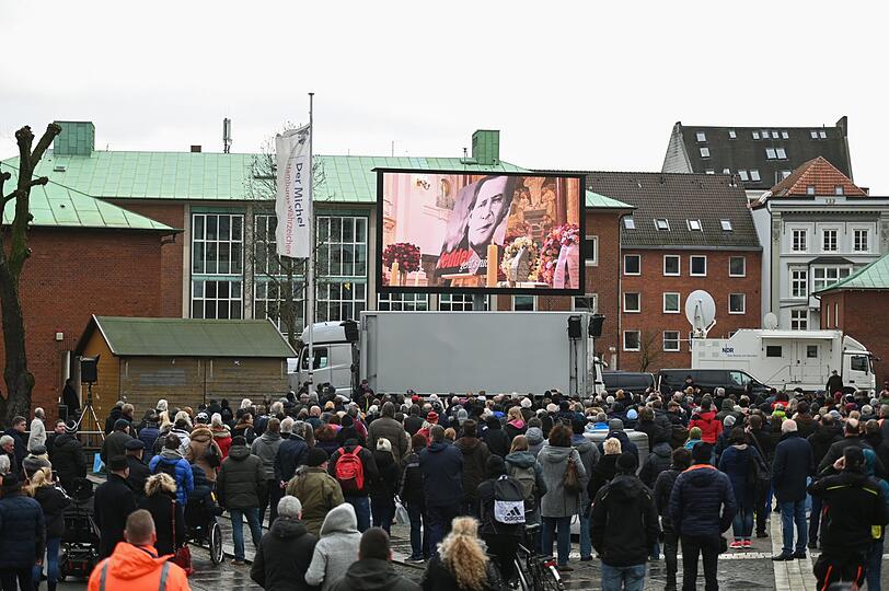 Die Trauerfeier für den Schauspieler Jan Fedder ("Großstadtrevier") im Michel wird auf einer Leinwand übertragen.