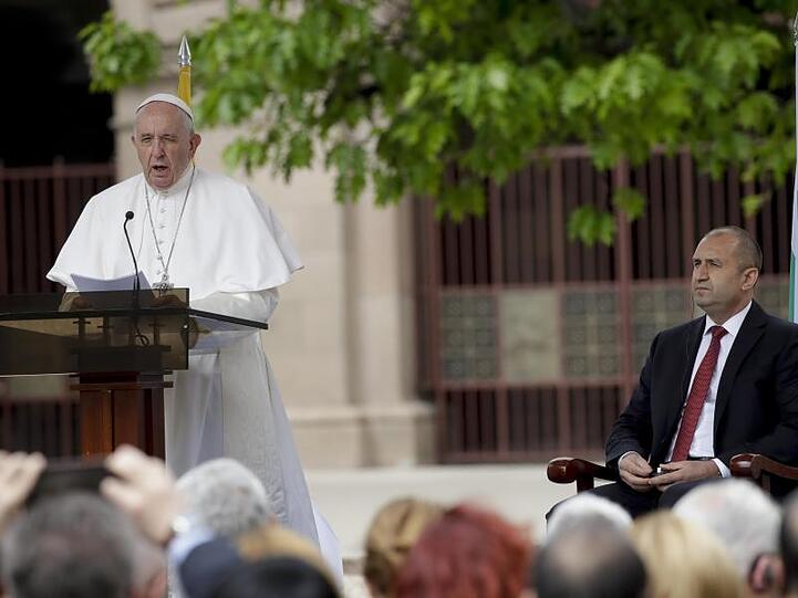 Papst Franziskus hält eine Rede neben Bulgariens Staatspräsident Rumen Radew.