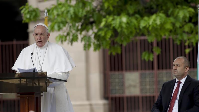 Papst Franziskus hält eine Rede neben Bulgariens Staatspräsident Rumen Radew. Papst Franziskus hält eine Rede neben Bulgariens Staatspräsident Rumen Radew.