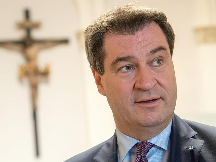 Markus Söder (CSU), Ministerpräsident von Bayern, unterhält sich mit den Journalisten. Foto: Peter Kneffel/Archiv