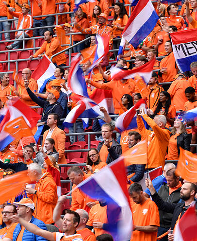 "Das ganze Land ist Oranje", sagt Frau Antje. "Das ganze Land ist Oranje", sagt Frau Antje.