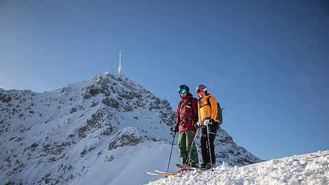 Skifahrer auf dem Gipfel des Glücks.