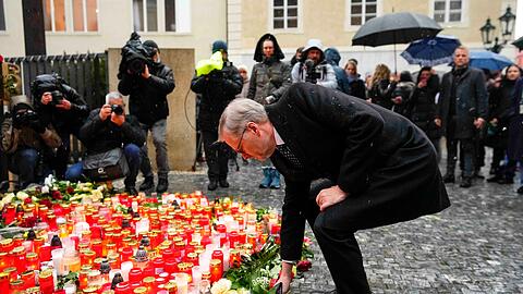 Der tschechische Ministerpräsident Petr Fiala legt vor dem Gebäude der Philosophischen Fakultät der Karls-Universität Blumen nieder.