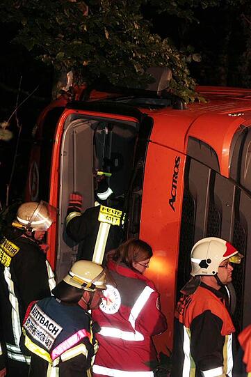 Warum ein aus München kommender Lkw am Montagabend auf der B12 nach rechts umkippt und seinen Fahrer einklemmt, ist nicht bekannt. Der Mann wird in ein Krankenhaus gebracht.