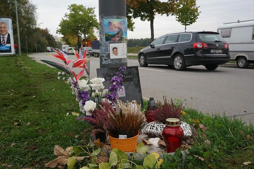 Dort wo geblitzt wird, war es bereits zu einem tödlichen Unglück gekommen. Blumen am Straßenrand erinnern daran.