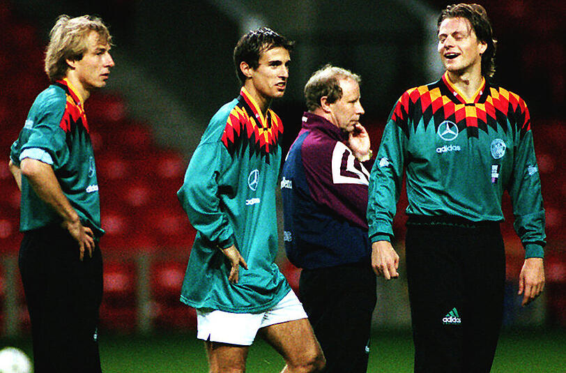 Auch Jürgen Klinsmann, Mehmet Scholl und Christian Wörns (im Hintergrund Bundestrainer Berti Vogts) trugen vor zwölf Jahren keine schönen DFB-Gewänder. Doch mit dem neuen Auswärts-Nationaltrikot für die deutschen Kicker ist in dieser Hinsicht eine neue Stufe erreicht.