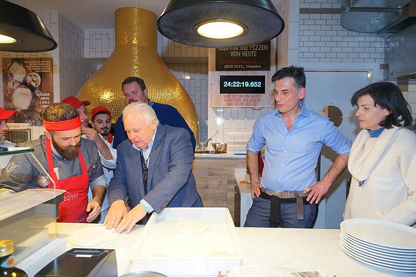 Pizzabäcker Vincenzo Capuano mit Eckart Witzigmann (r.) und Ehefrau Monika.