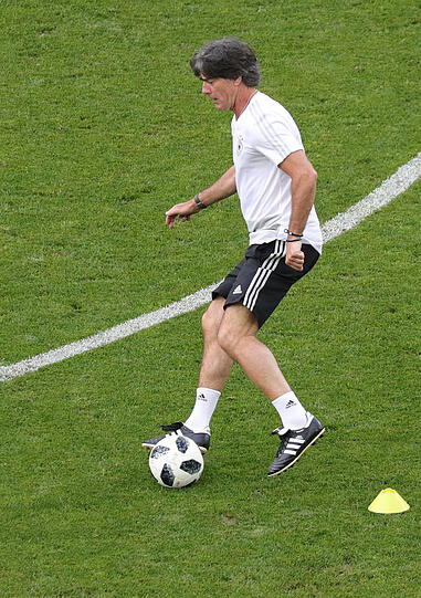 Hält sich mit Krafttraining und Joggingläufen fit: Jogi Löw.