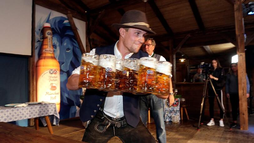 Keith Aulie beim Bierkruglauf.