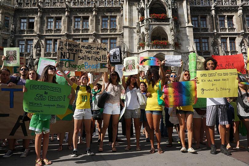 Mehrere Hundert Brasilianer und Brasilianerinnen haben am Marienplatz gegen Zustände in Brasilien demonstriert.