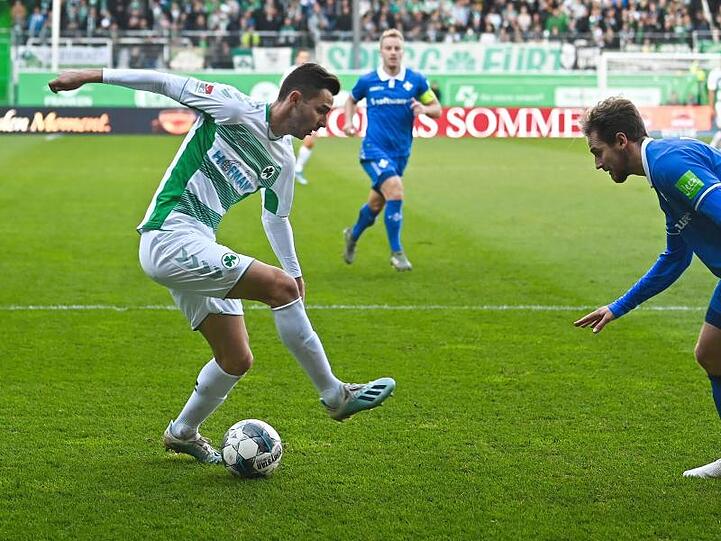 Fürths Branimir Hrgota (l) kämpft mit Darmstadts Immanuel Höhn (r) um den Ball. Foto: Nicolas Armer/dpa