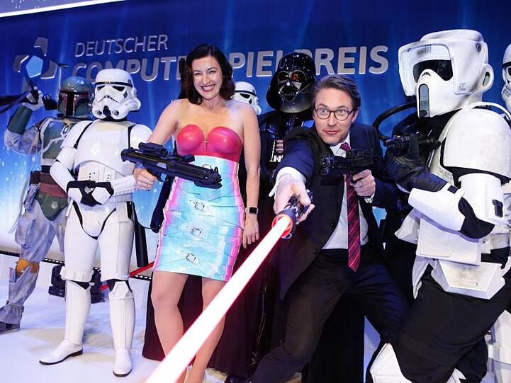 Digitalstaatsministerin Dorothee Bär und Bundesverkehrsminister Andreas Scheuer spielen "Star Wars".