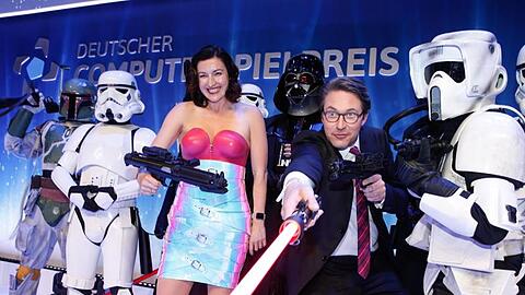 Digitalstaatsministerin Dorothee Bär und Bundesverkehrsminister Andreas Scheuer spielen "Star Wars".