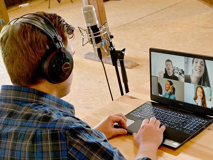 Lehrer Jens Illemann hat für das Corona-Spezial-Online-Orchester mit 1320 Laienmusikern gemeinsam ein Rocklied von den Scorpions spielen lassen.