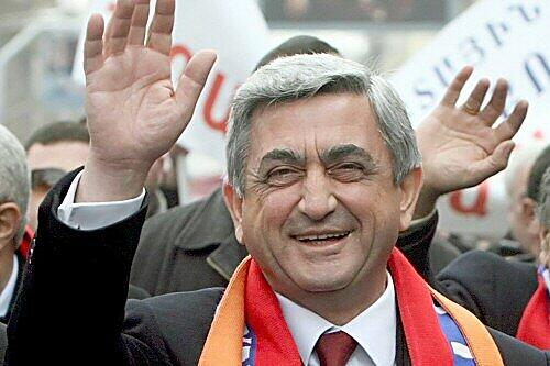 Der neue Präsident Armeniens Sarkisjan winkt seinen Anhängern zu