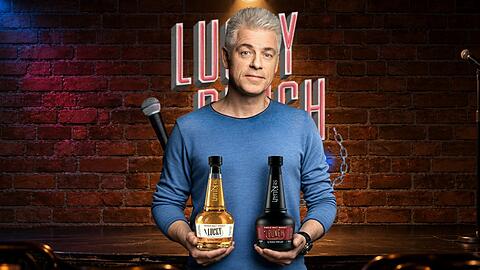 Einmal&acute;mild und einmal hart: Michael Mittermeier mit Lucky und Punch, seinen ersten beiden Whiskys von St. Kilian.