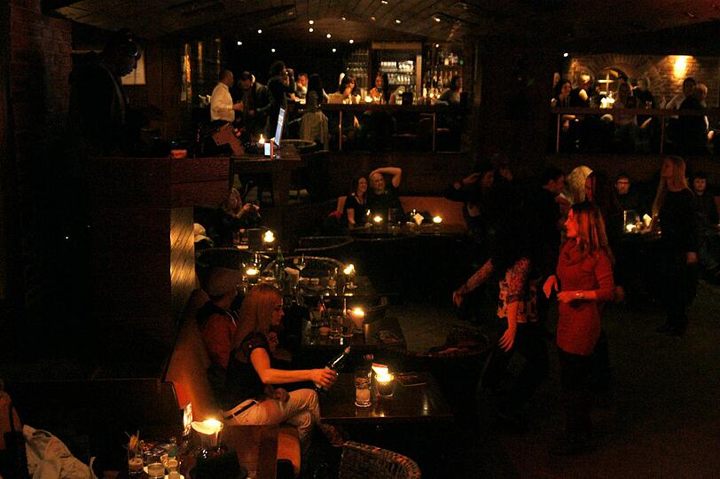 Die Tische sind unten um die Bühne verteilt und auf der Galerie darüber. 400 bis 500 Menschen können im Night Club Platz finden.